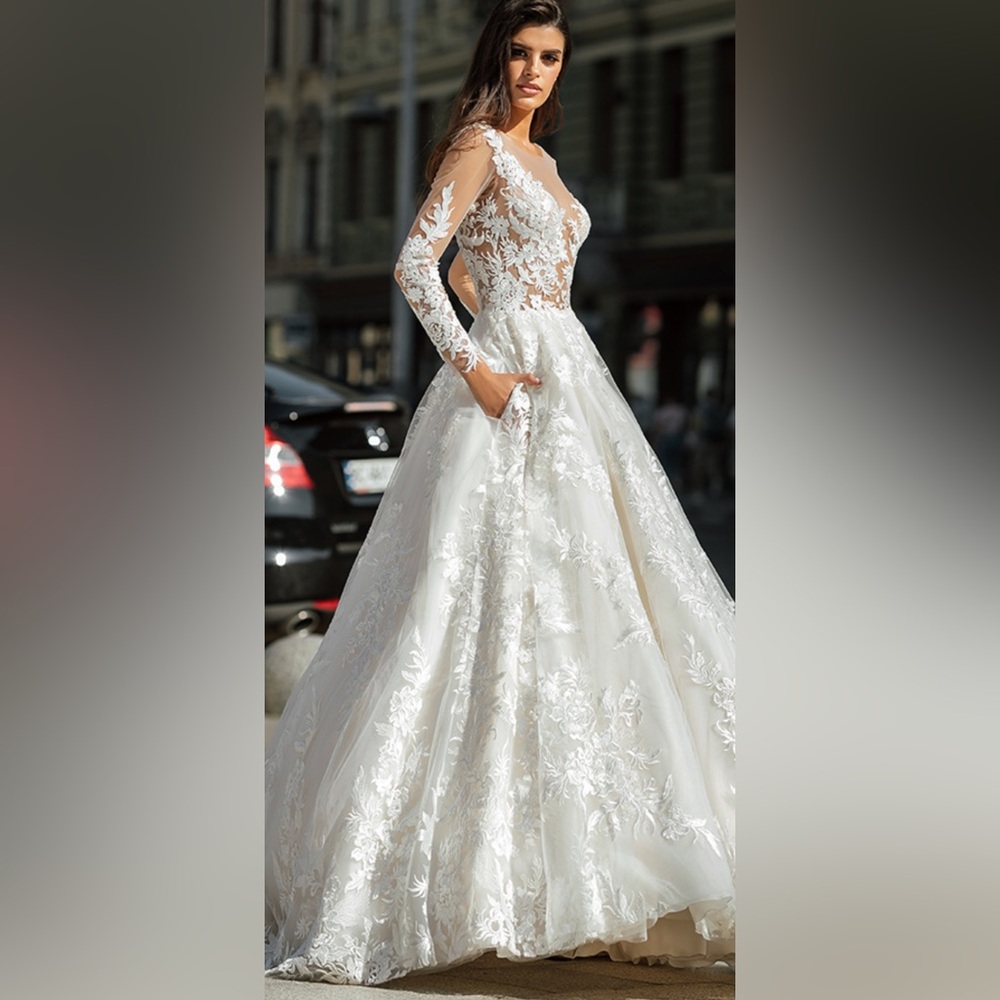 Elegant Ivory/Blush Lace Wedding Gown.  Size 14. P744